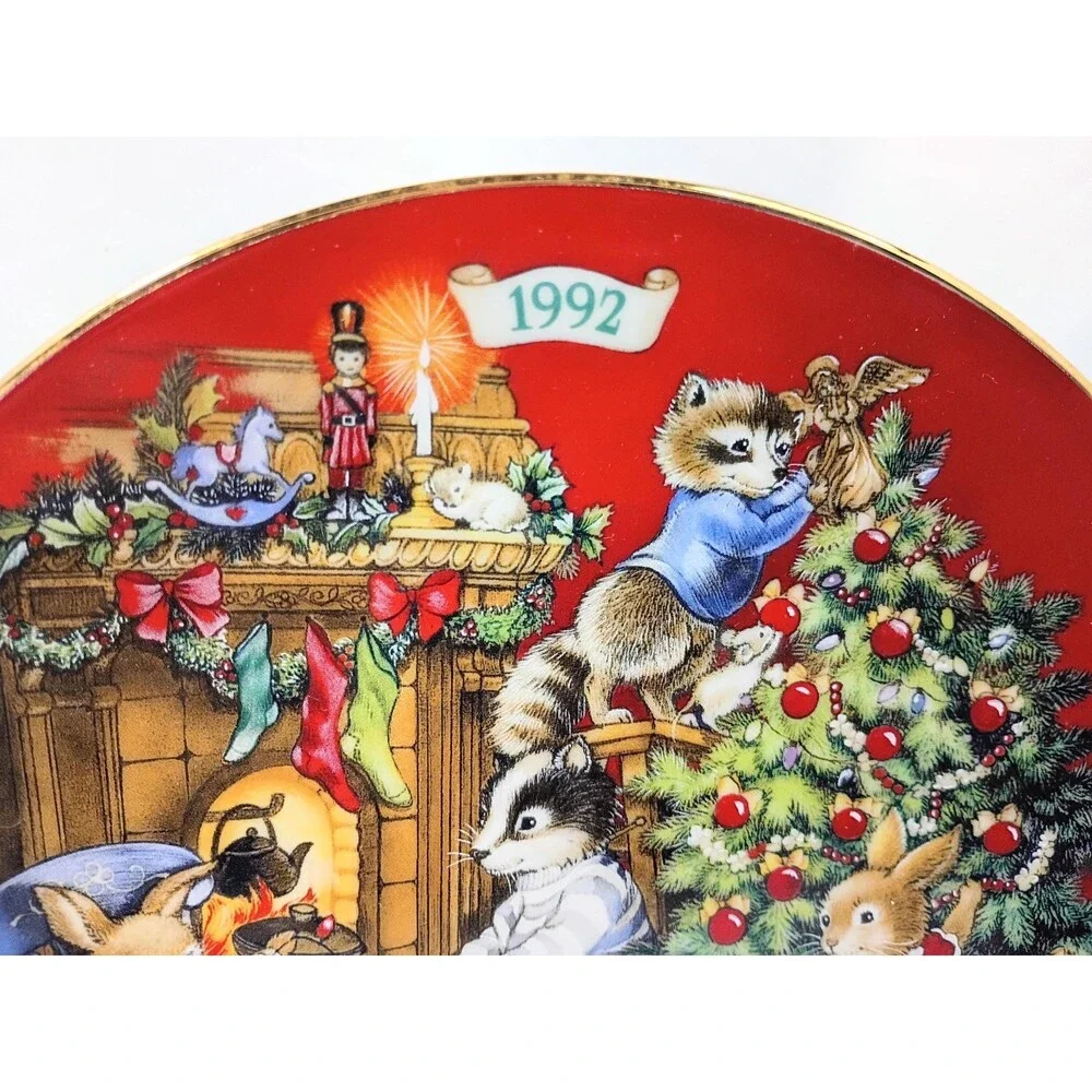 Sharing Christmas with Friends 1992 Avon Christmas Plate